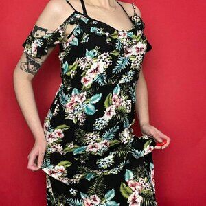 Smartwool / floor length floral over the shoulder dress 💚🖤​​​​​​​​​​
